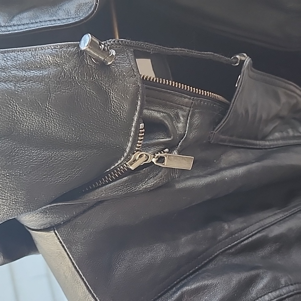 SONOMA WOMENS-  Black Leather Jacket. Size SMALL. - Picture 3 of 15